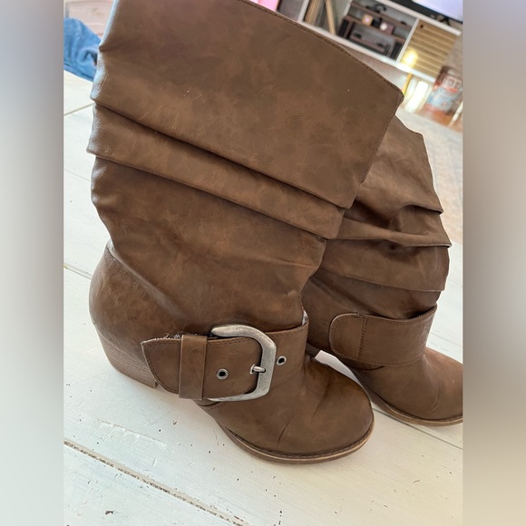 Women’s Boots with small heel and buckle.size 6 - Picture 2 of 7